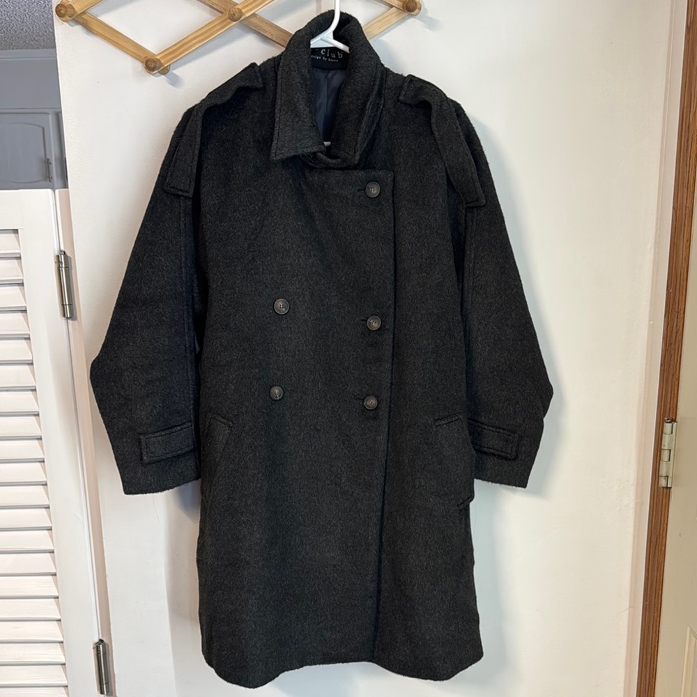 Elegant Black Pea Coat with Classic Collar and Tailored Fit